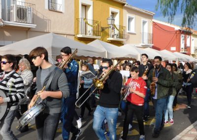 La “I Feria de Comercios y Asociaciones” congrega a vecinos y amigos en una jornada festiva